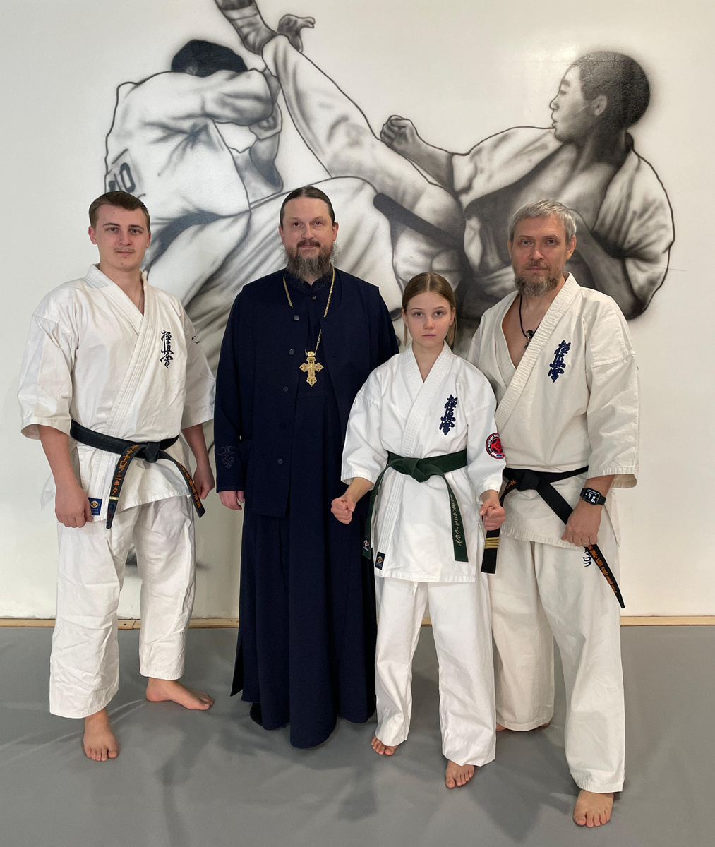 Слева направо: Никита Бочаров, отец Мелитон, Магдалина Бочарова, Евгений Бочаров