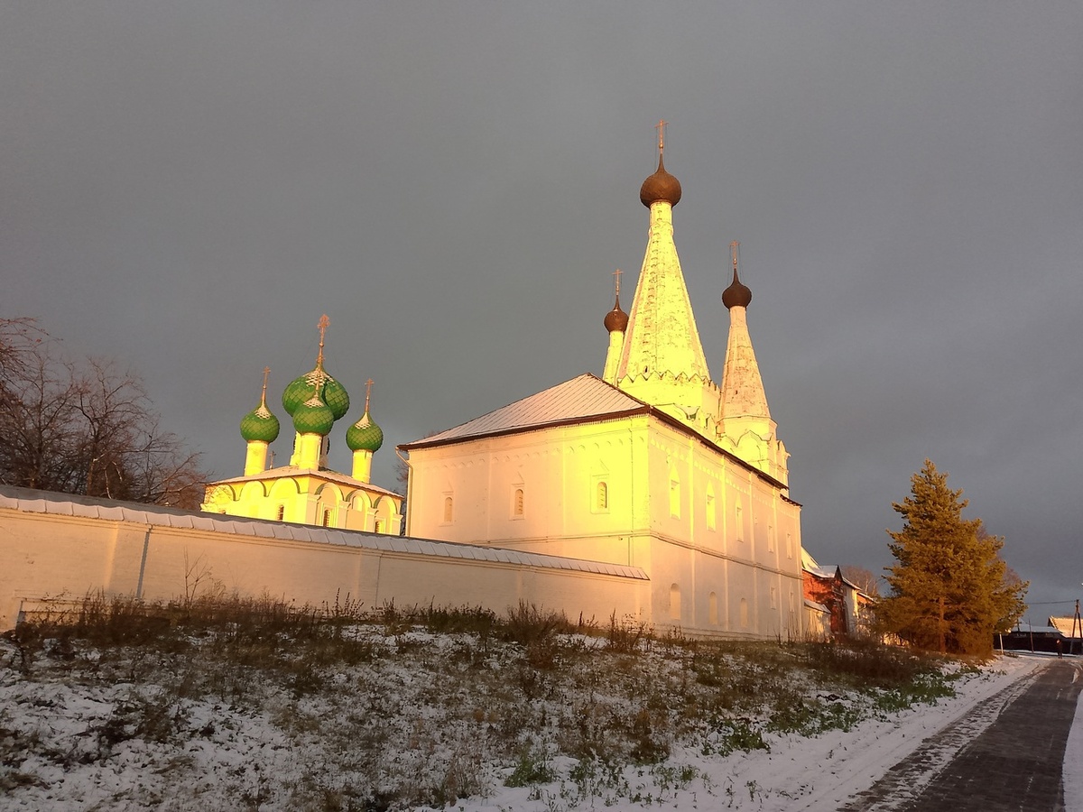 Храм храм Усекновения главы Иоанна Предтечи   (слева) и Успенская (Дивная) церковь Алексеевского монастыря. Здесь и далее - фото автора, если не указано иное. Кстати, на фото - не подсветка! Так на храм упали последние лучи заходящего солнца! 