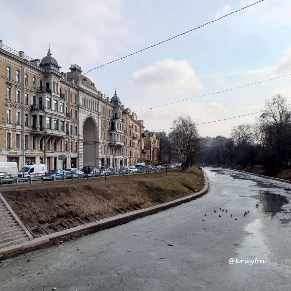 Черная речка еще во льду