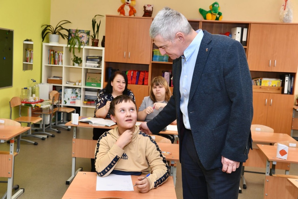    Глава Карелии проверил состояние школы в Чупе. Фото: «Республика» / Оксана Кудряшова