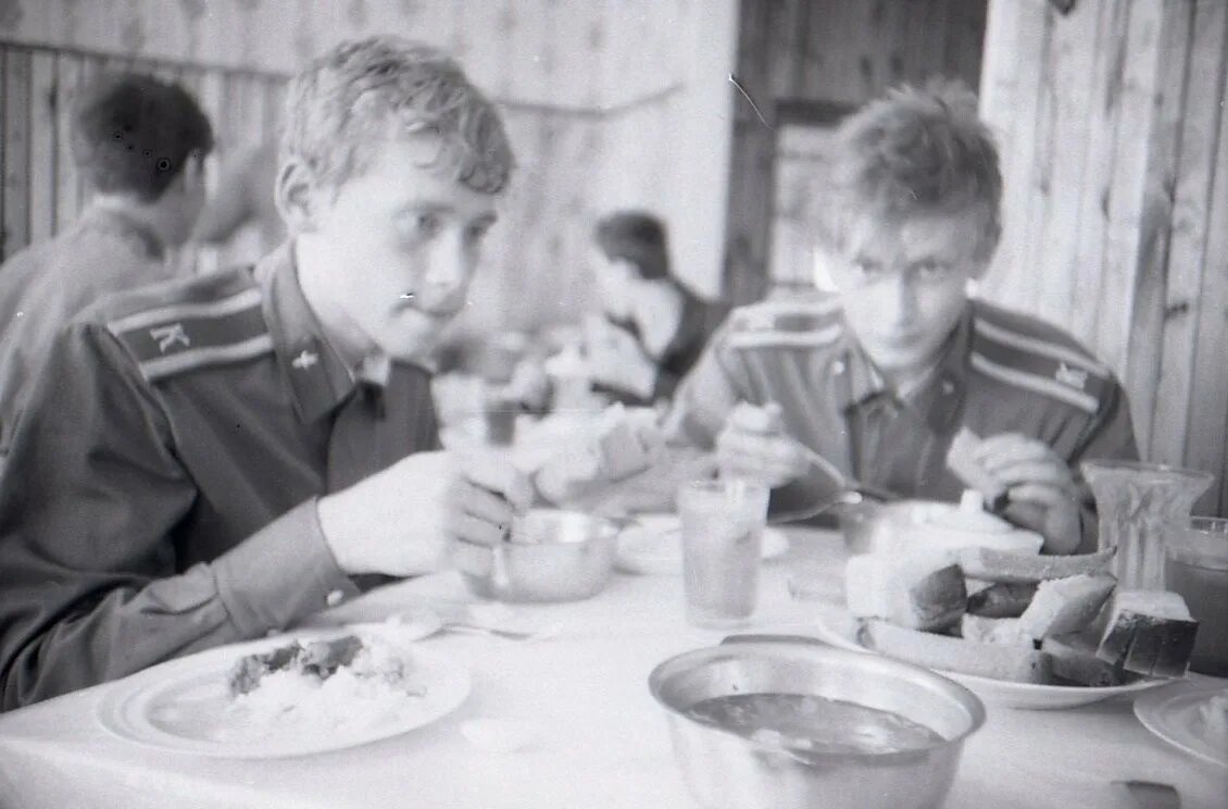 У будущих лётчиков всё культурно...