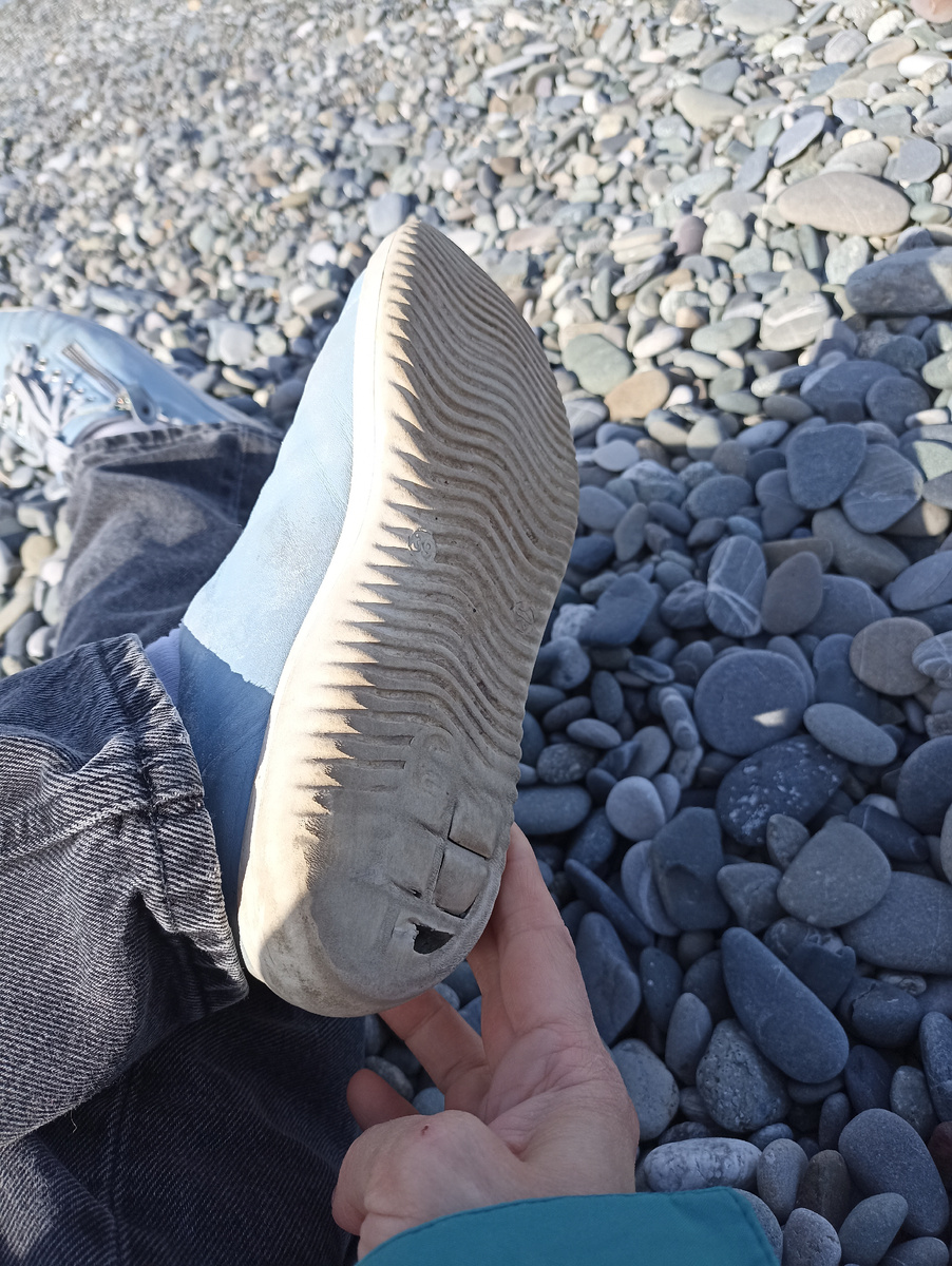 Очень жаль потраченных денег на дорогие кеды. Местный пляж их просто сожрал за два месяца. 