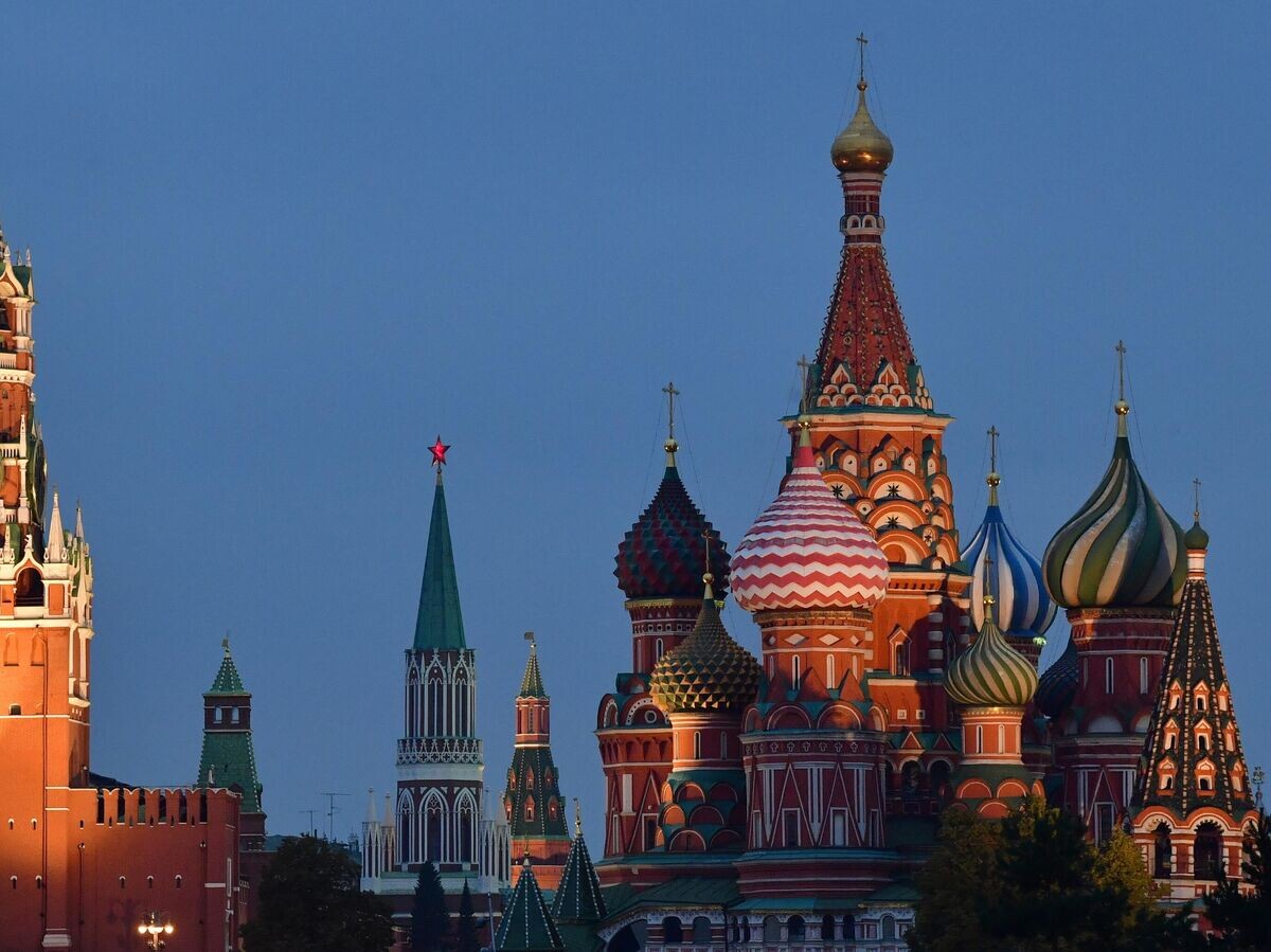    Спасская башня Московского Кремля и Покровский собор© РИА Новости / Алексей Майшев