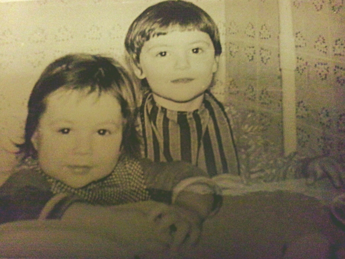 Вот так начинался детский сад: детей научили надевать фартучки перед едой