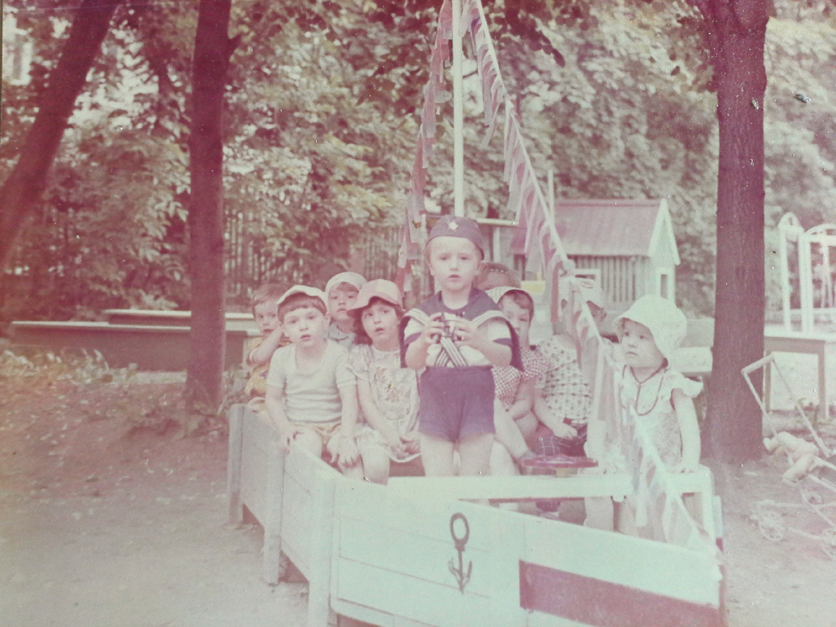 Вася на снимке грустный, сегодня он в саду без сестрёнки