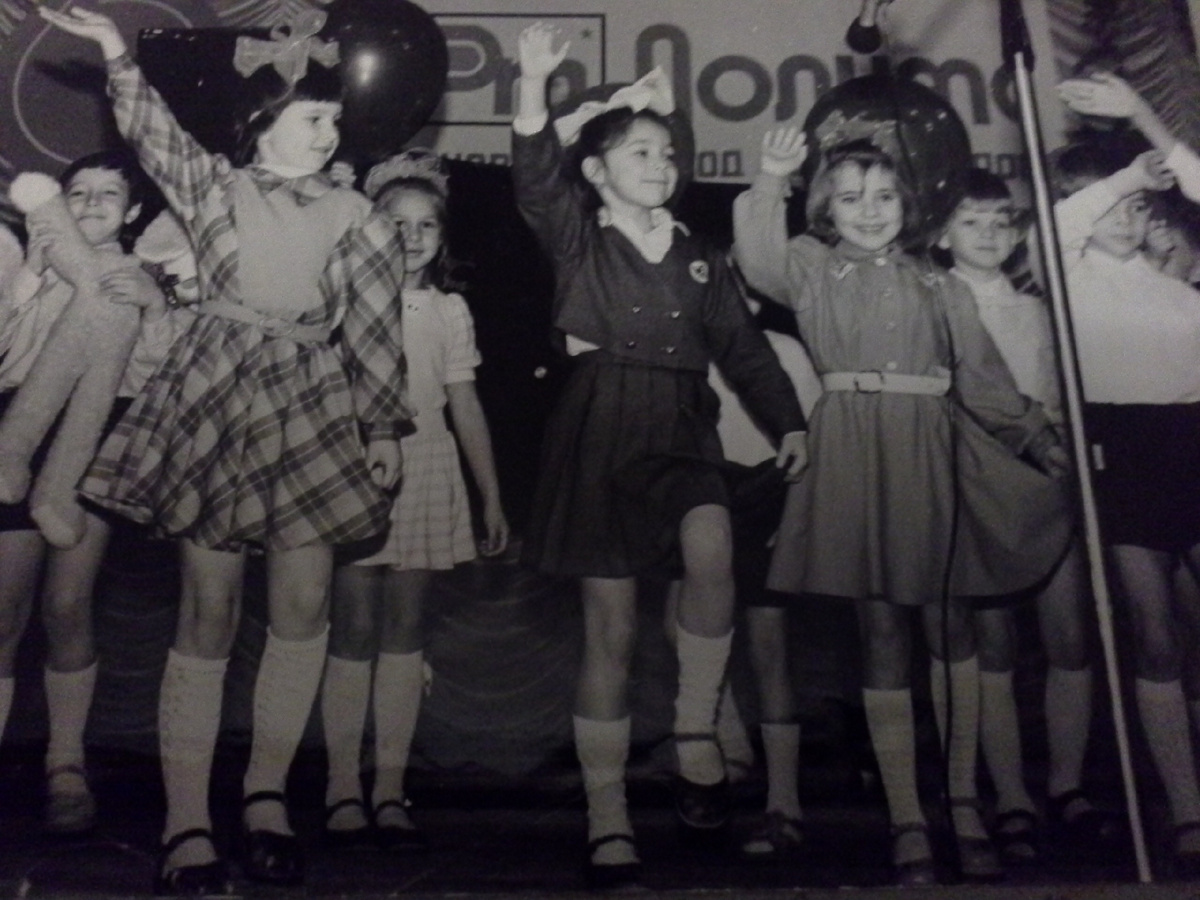 Соню перевели в среднюю группу детского сада. На сцене Дома культуры (идёт подготовка к празднику)