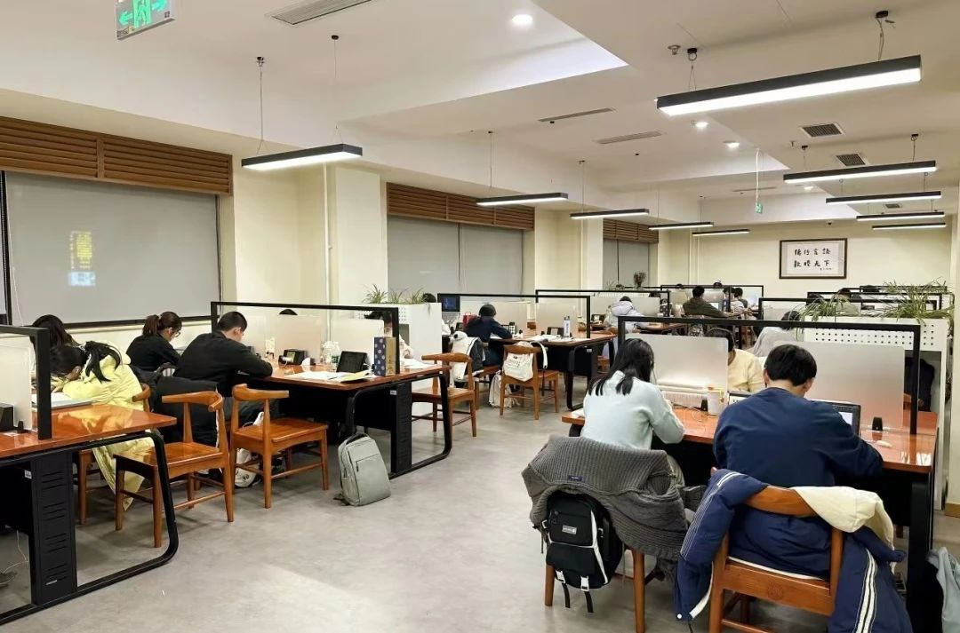 Кстати, вот и сама библиотека BLCU (судя по всему, читальный зал). Источник: WeChat