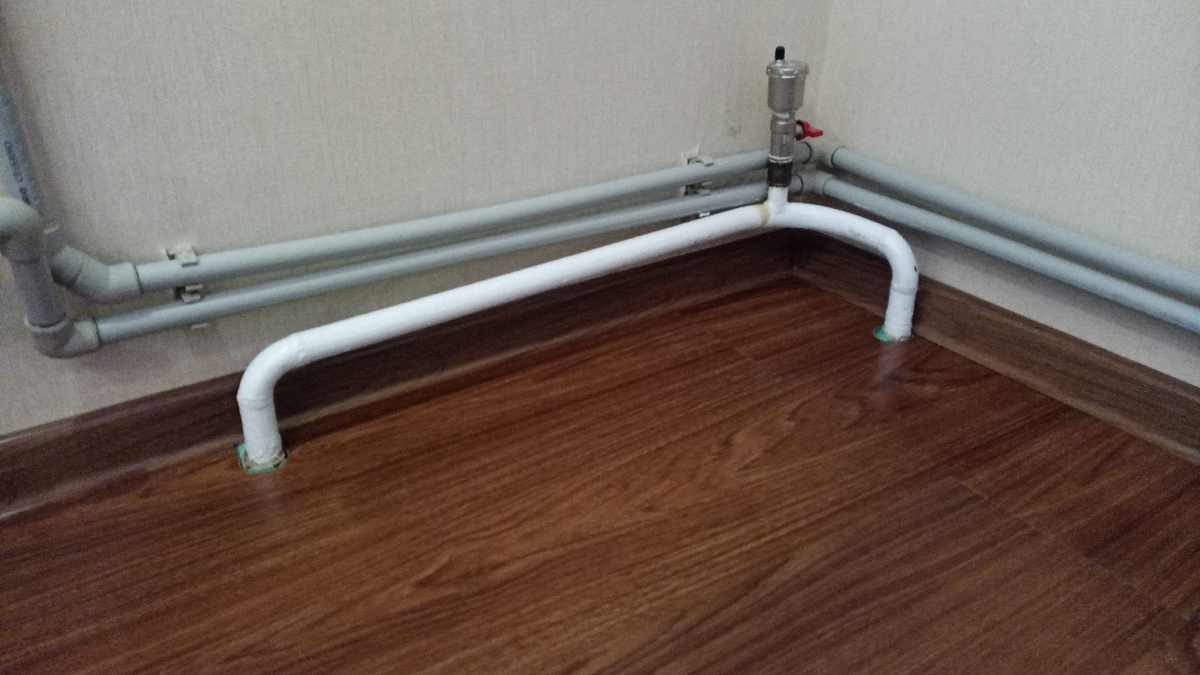 Серые трубы - наши. Белая с клапаном относится к общей отопительной системе дома. Сейчас там установлен кран (красненький), раньше его не было. Это фото сделано сразу после установки крана.