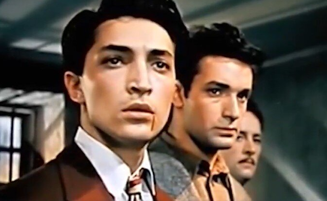 В этом фильме дебютировали сразу три будущие кинозвезды, но их не узнать в кадре