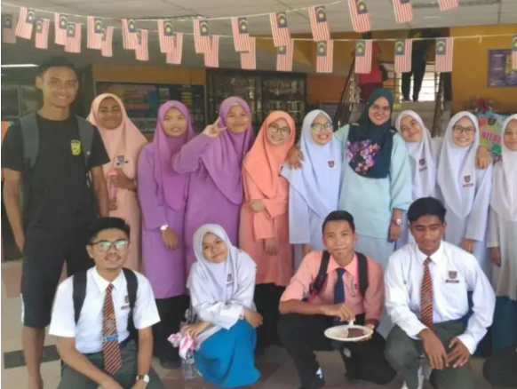 Джамиля в центре. Фото из свободных источников