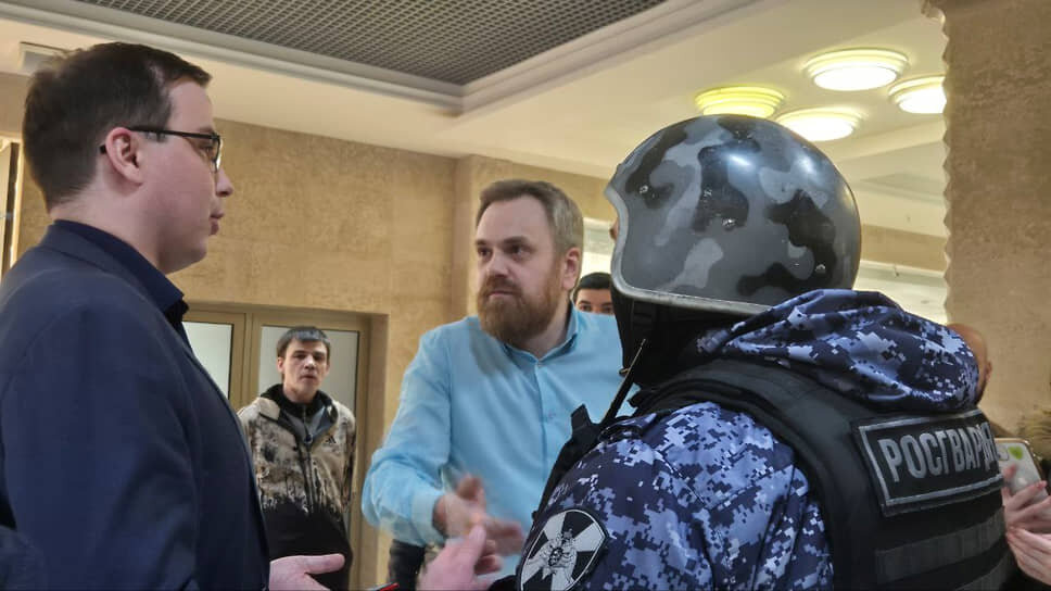 В центре экс-депутат Роман Ступников.📷Фото: Полина Щуцкая / Коммерсантъ