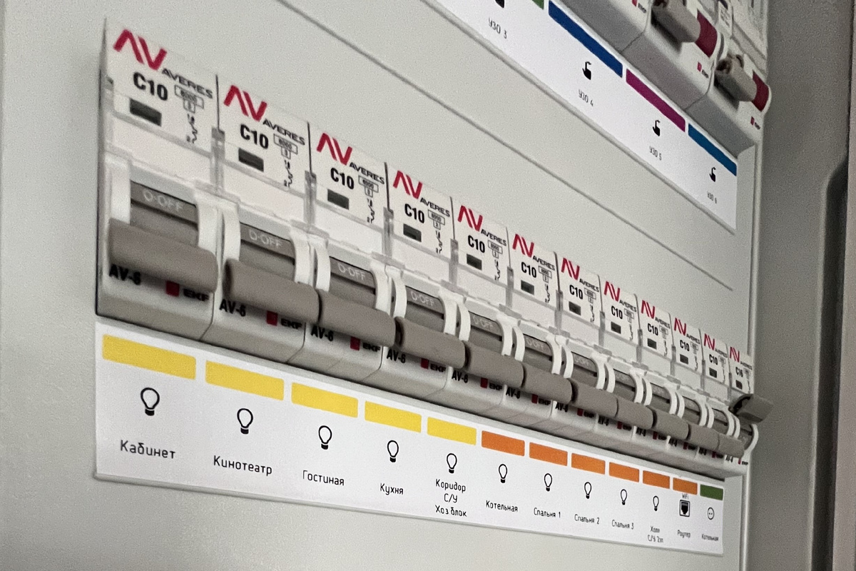 Автоматические выключатели С 10А в электрическом щите (квартира г. Москва)