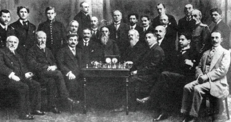    Хосе Капабланка (2-й справа, сидит), Эмануэль Ласкер (3-й слева, сидит), Александр Алёхин (3-й слева, стоит)   
Источник фото: РИА Новости
