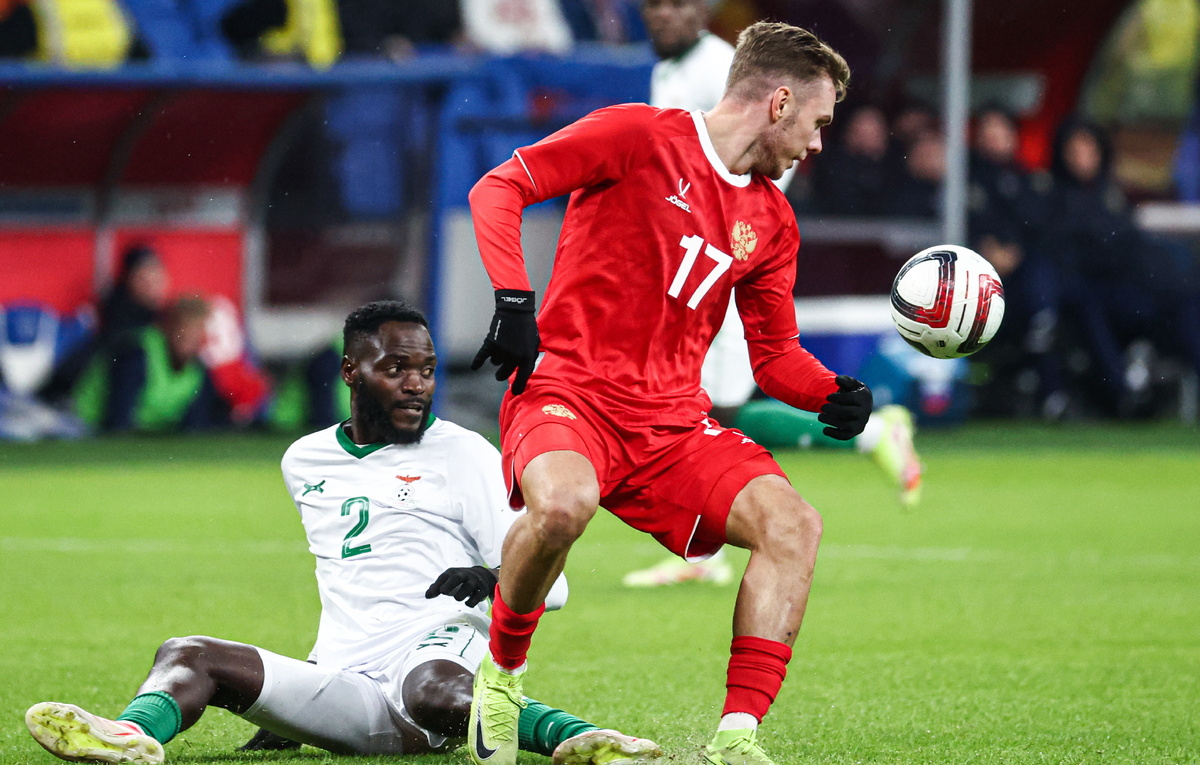    Полузащитник сборной России по футболу Максим Глушенков  Сергей Фадеичев/ТАСС