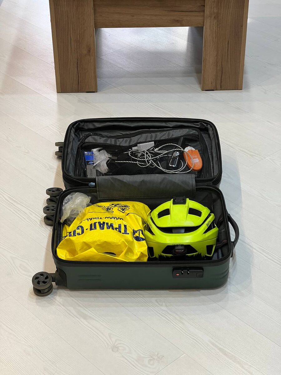 Сразу видно, что человек на учебу собрался. Шлем, контактные педали и обувь :)