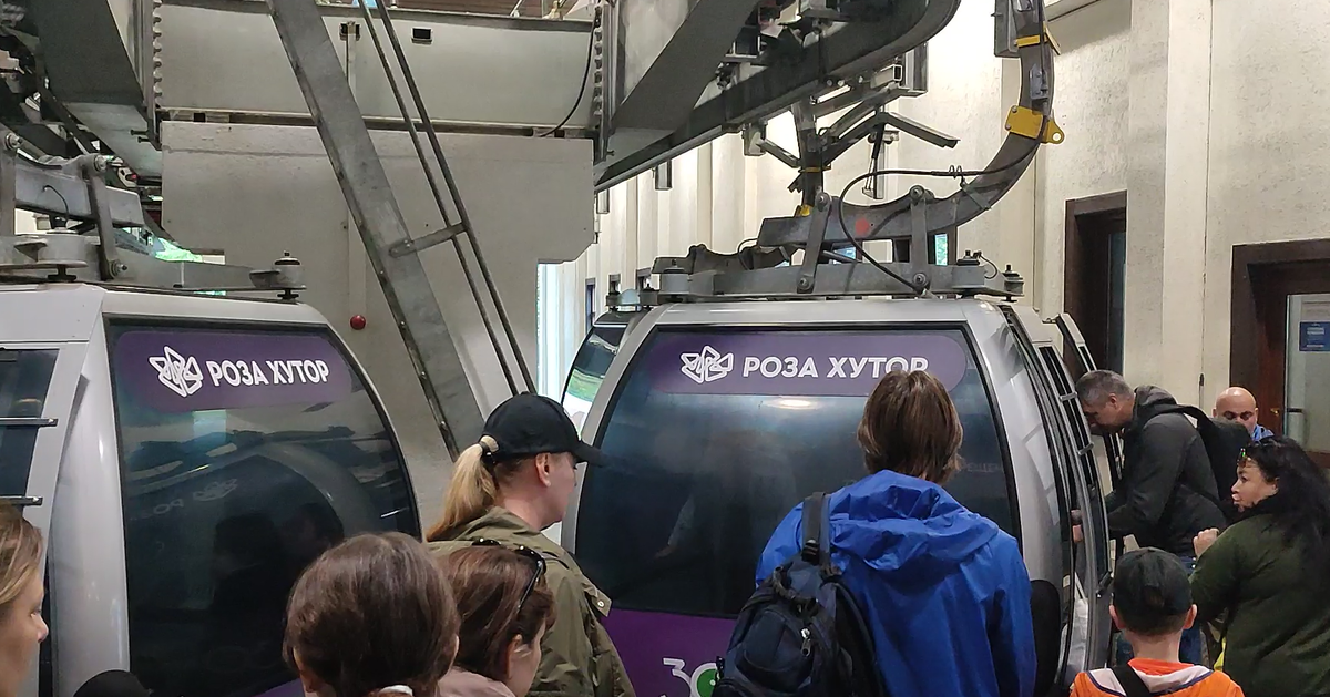 Вагончики на посадке замедляют ход и при необходимости вагончик будет остановлен. Фото: Книга Приключений