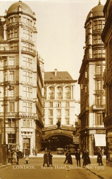 Вход в отель Савой со стороны Стрэнда.  Начало ХХ века. Изображение из открытых источников