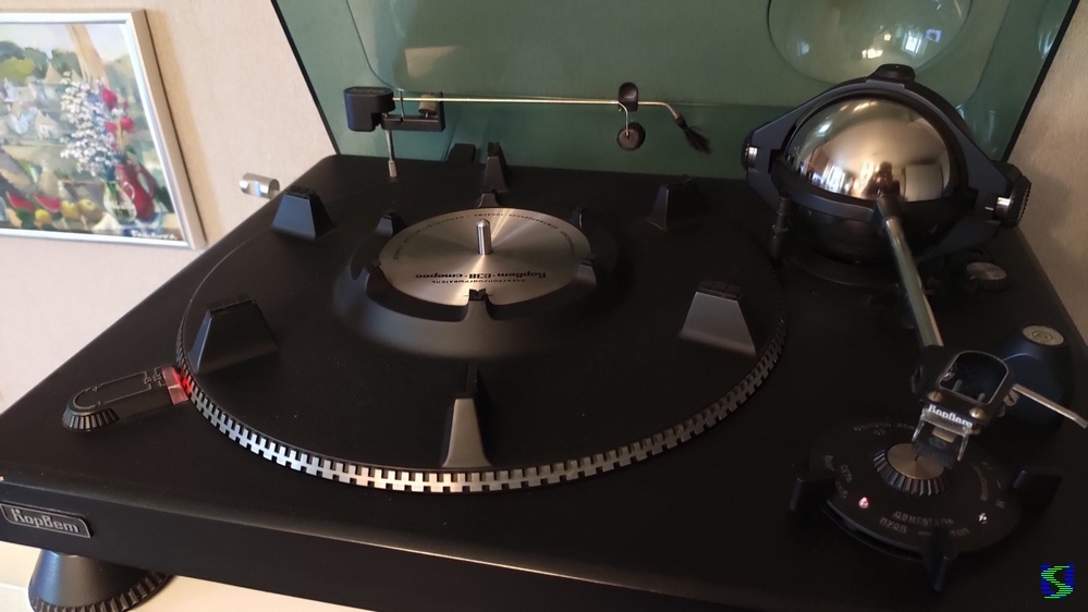 дизайн очень запоминающися))) ножки-копытца  - не лучшее решение