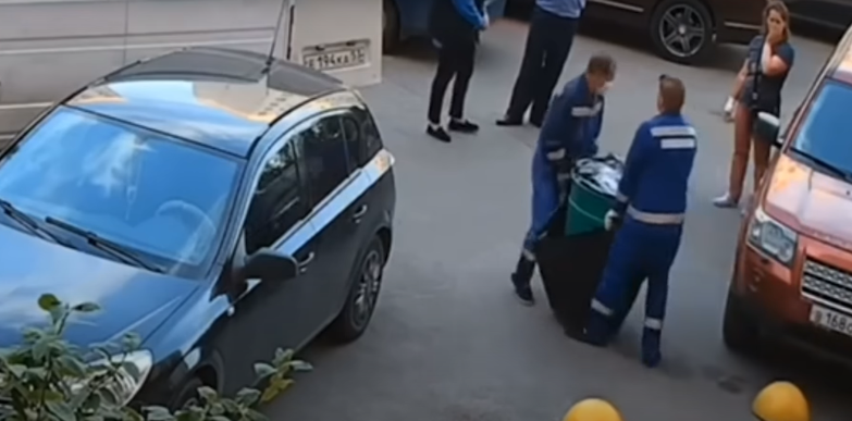 На фотографии эксперты несут бочку, от которой исходил странный запах 