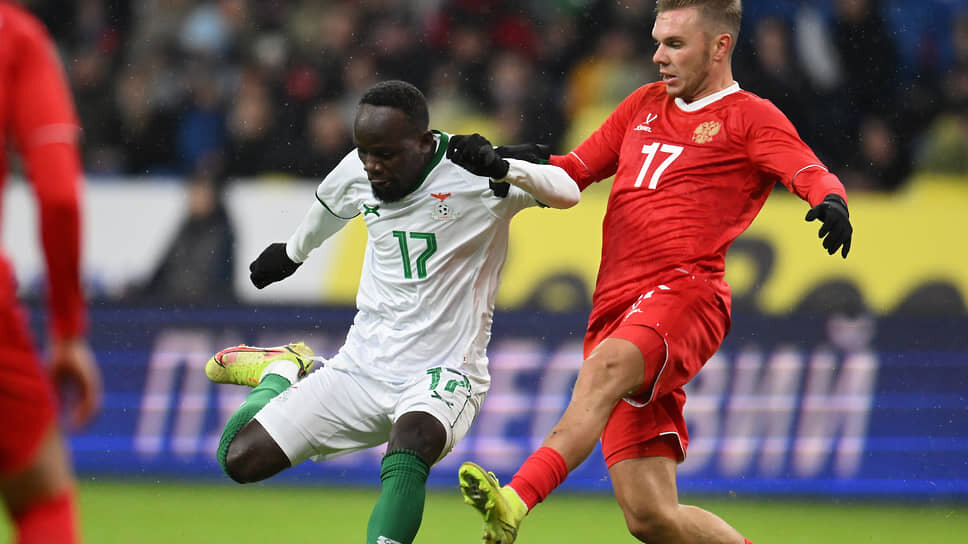 Товарищеский матч по футболу между сборными командами России и Замбии на стадионе "ВТБ Арена - Центральный стадион Динамо имени Льва Яшина". Игрок сборной Замбии Клейтус Чама (слева) и игрок сборной России Максим Глушенков (справа) во время матча..📷Фото: Иван Водопьянов / Коммерсантъ