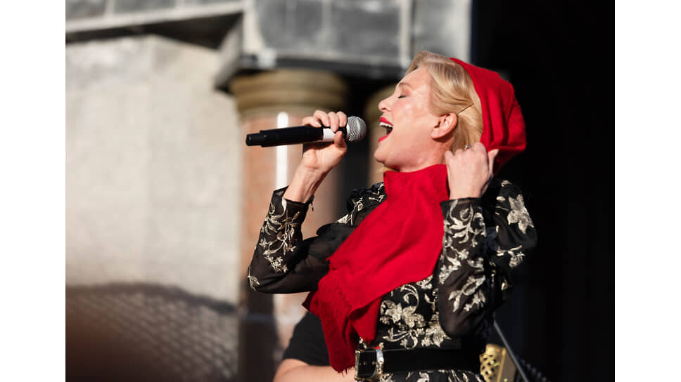 Вика Цыганова исполнила песню со словами: «Труба это русское слово. Труба это значит труба».📷Фото: Марина Молдавская / Коммерсантъ