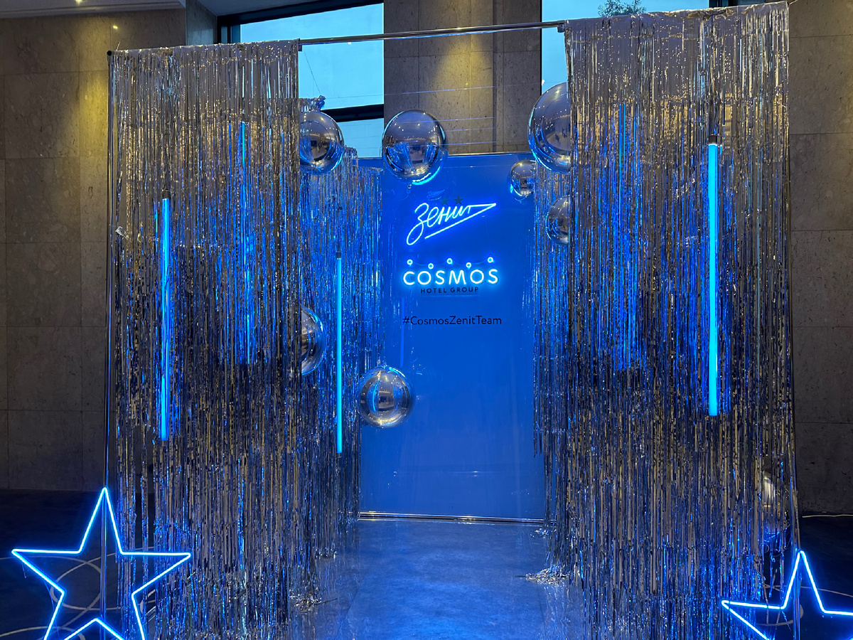 Фотозона в гостинице Космос Пулковская в Санкт-Петербурге.