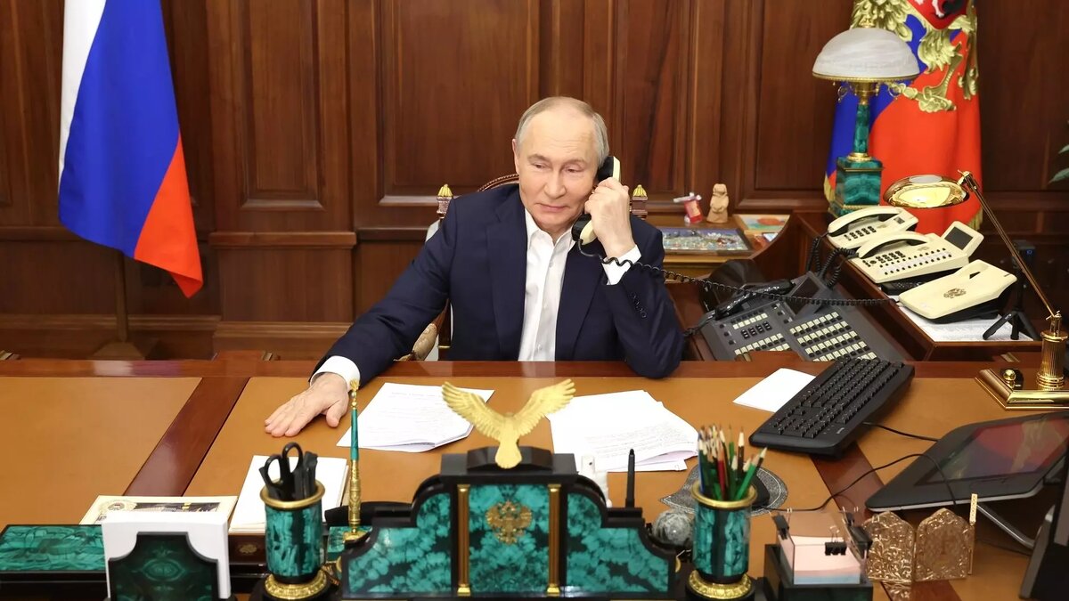 18 марта президенты США и России Дональд Трамп и Владимир Путин провели телефонный разговор, по итогам которого была достигнута договоренность остановить удары по объектам энергетической инфраструктуре сторон украинского конфликта. Фото: пресс-служба Кремля