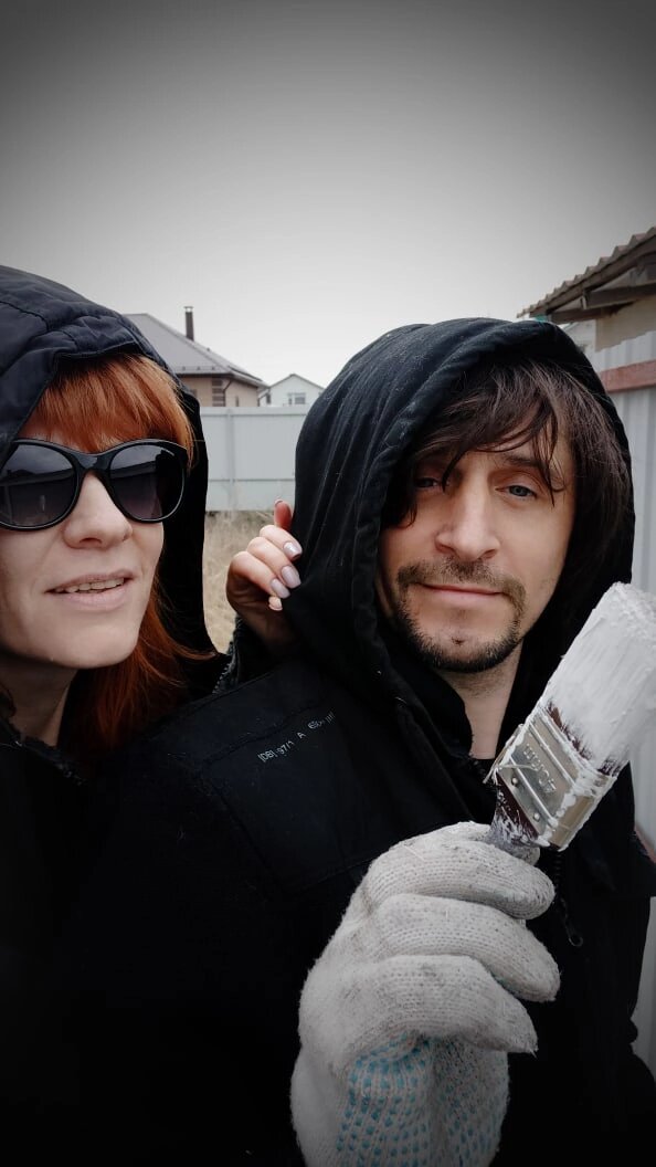 Март 2020. Мы уехали за город к друзьям, пересидеть карантин. Забор вот красили, чтобы отвлечься от тяжёлых дум. 