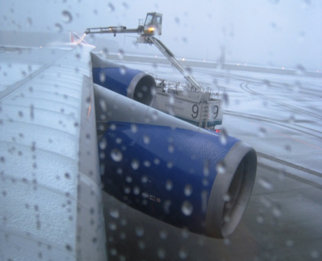 Обработка плоскостей антиобледенителем.