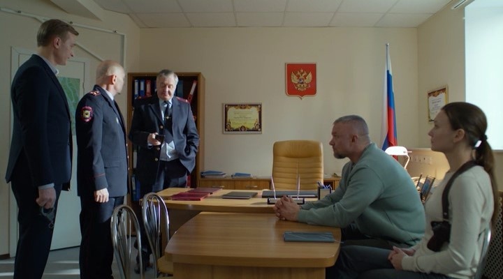 Кадр из сериала "Крутые меры" (2023). Начальство недовольно, что в городе начался "передел. (актёры в кадре: Андрей Аверков, Александр Большаков, Артур Ваха, Владимир Епифанцев и Екатерина Рябова (слева-направо).