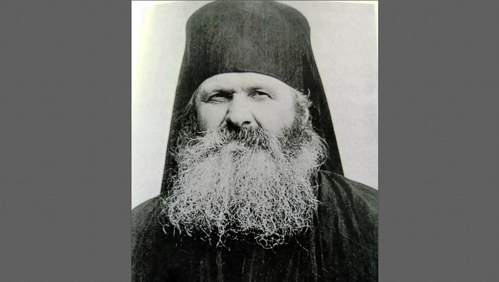 Отец Иов родился в 1916 году в крестьянской семьи был фронтовиком, проявил храбрость, решительность. До пострига выполнял послушание пекаря в монастыре