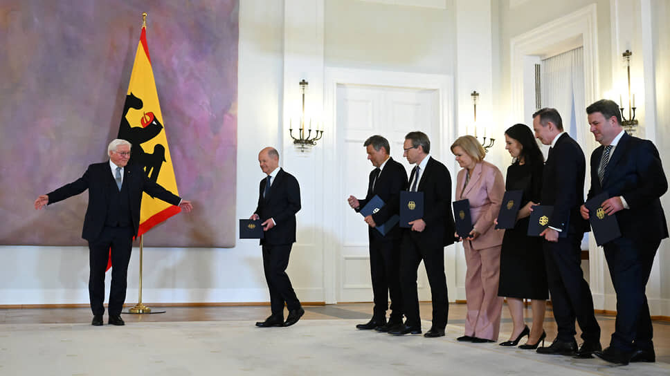 Франк-Вальтер Штайнмайер приветствует Олафа Шольца и министров его кабинета.📷Фото: Annegret Hilse / Reuters