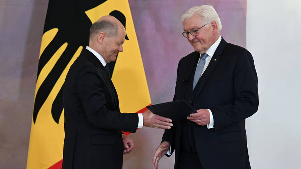 Франк-Вальтер Штайнмайер вручает Олафу Шольцу увольнительную грамоту.📷Фото: Annegret Hilse / Reuters