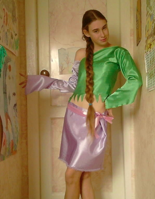 Ориби Каммпирр. Авторский костюм на Чародеек: совмещение элементов одежды из мультфильма и авторских. Постепенно оригинал становится с трудом узнаваем, его заменяют подобные топики и юбки других цветов, превращаясь в авторскую одежду и полностью теряя влияние оригинала © Copyright: Ориби Каммпирр