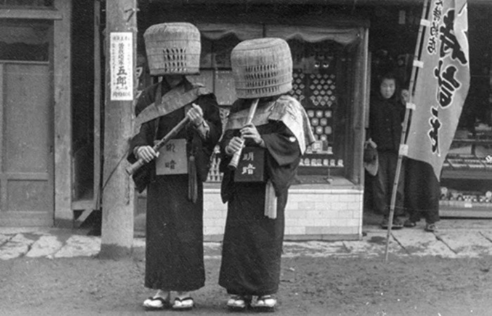 Монахи-попрошайки стали комусо. / Фото: dmarc.komuso.com