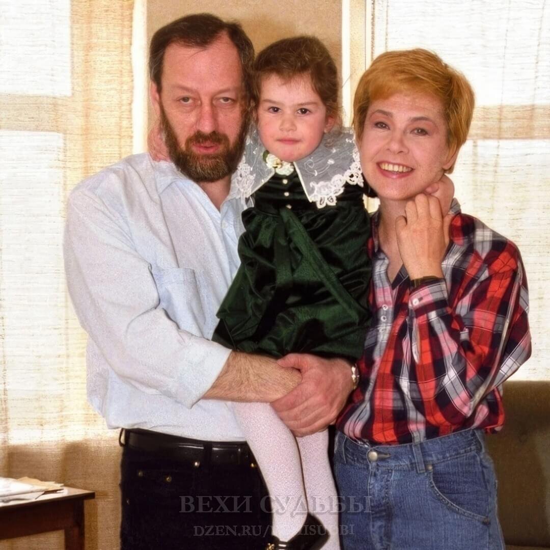 90-е. Актриса с мужем Михаилом Мишиным и еще крошкой-дочкой Катей. Увы, этот брак рухнул в 2008-м. Супруг так и не смог ни забыть, ни простить Тане ее прежние загулы