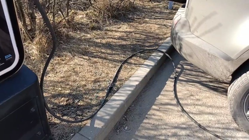    Вот так вот обычно валяется на земле часть зарядного кабеля. А теперь дополните эту картину лужами, и ледяной, грязно-снежной жижей в межсезонье.