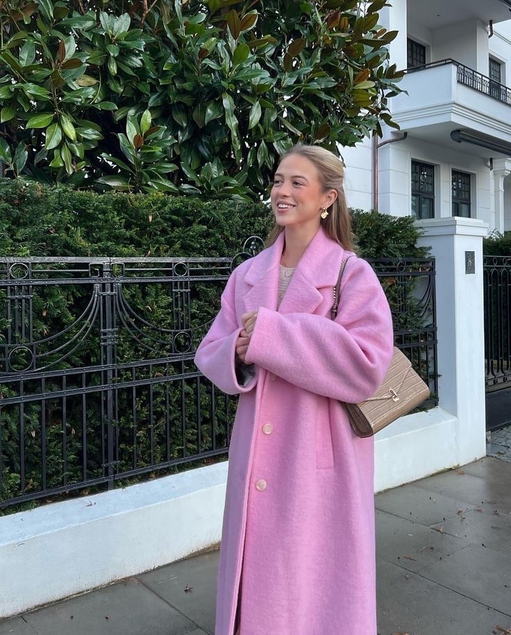 В этом сезоне не стоит бояться надевать розовые вещи. Они будут смотреться модно. И подчеркнут вашу женственность💘