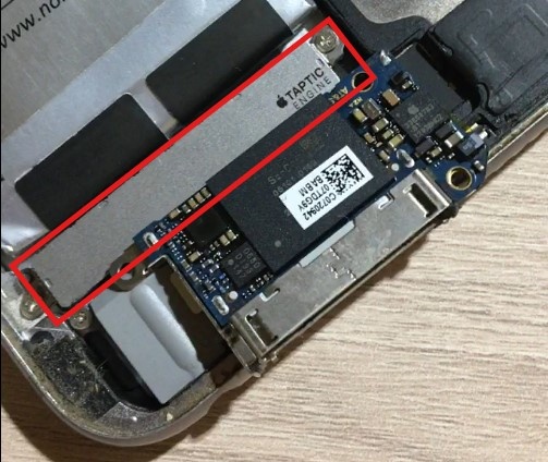 Плата iPod nano 6 в сравнении с нижней разводкой в iPhone