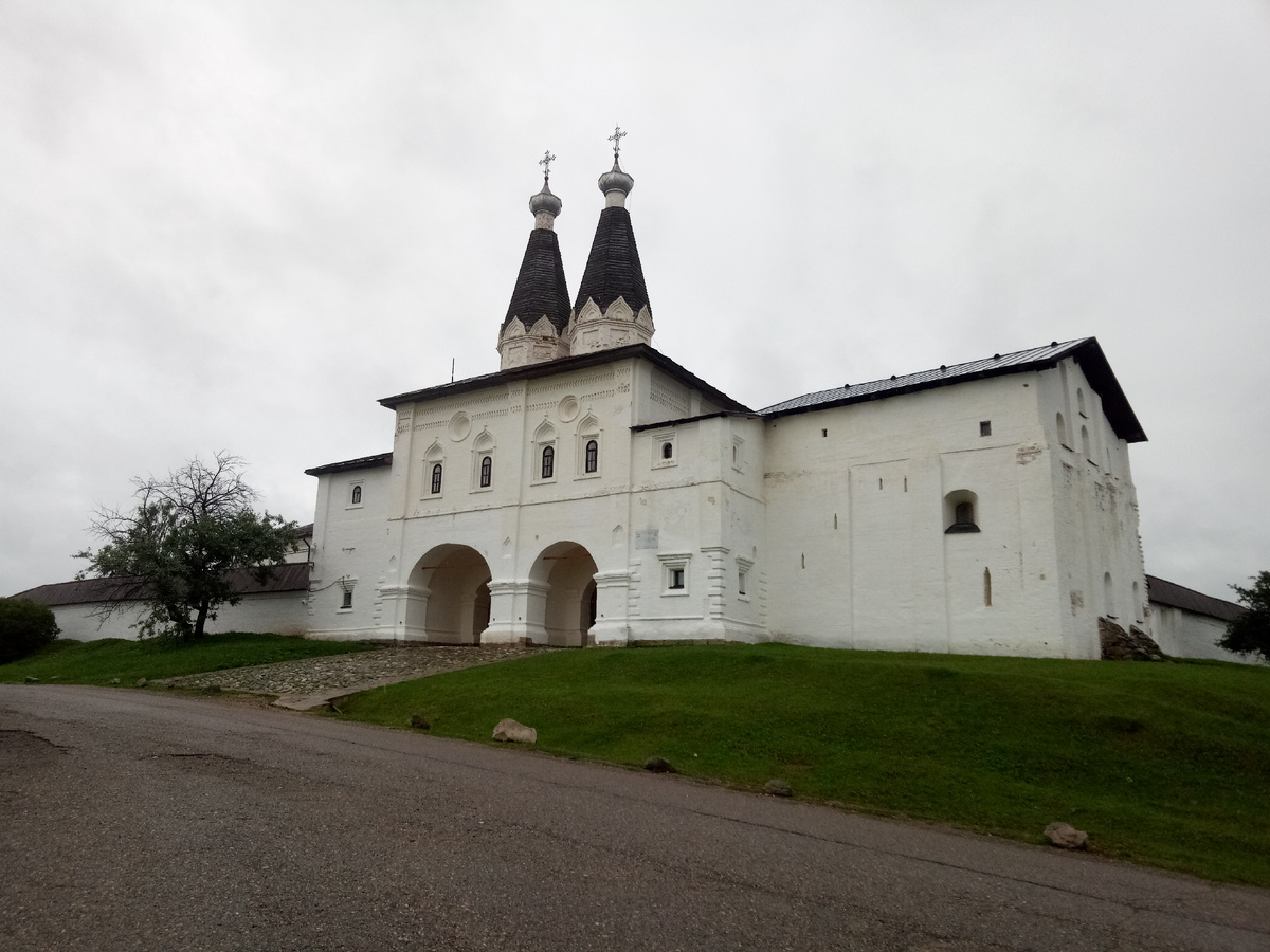 Святые врата монастыря с надвратной церковью Богоявления и Ферапонта.