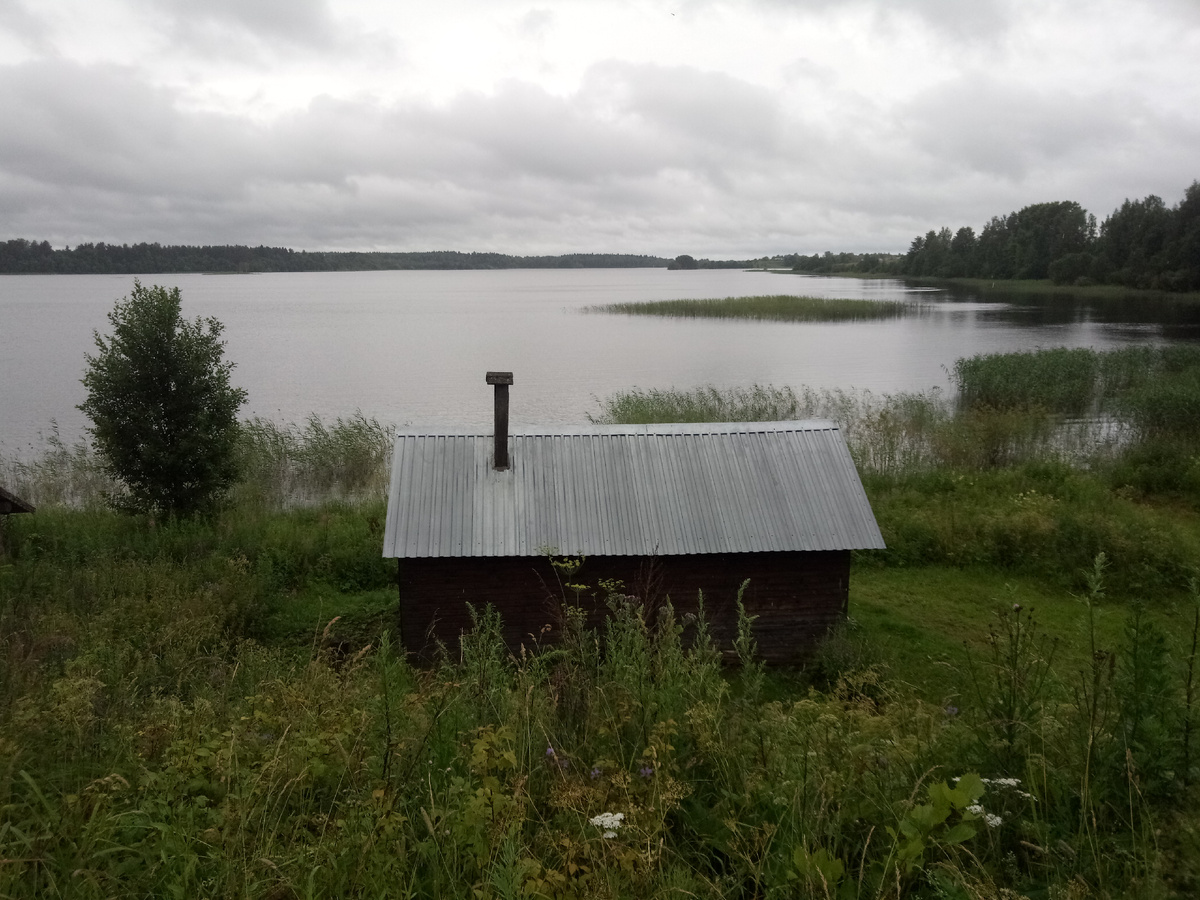 Вероятно этот сарайчик на берегу Ферапонтовского озера - банька. Очень удобно. Зимой, распарившись, можно выскочить и тут же броситься в выпиленную во льду озера не глубокую прорубь.