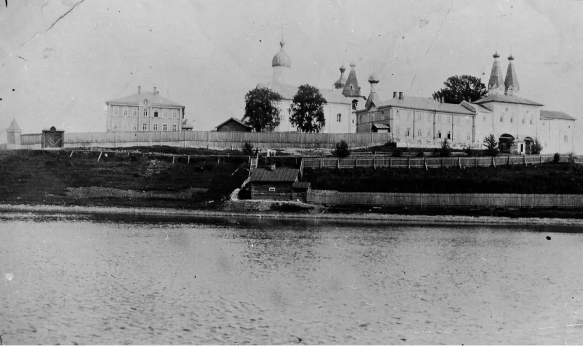 Вид Ферапонтова монастыря с озера в 1900-17 гг. К этому времени каменная ограда монастыря уже развалилась и построен деревянный забор. Кстати каменная угловая башенка слева и сейчас существует, но стоит за пределами ограды перед северными воротами (ниже есть фото)