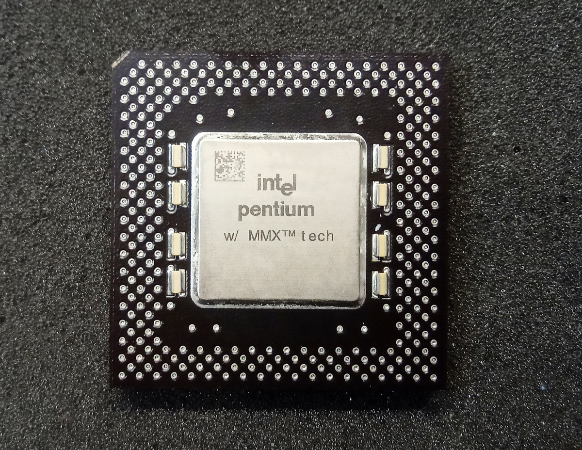 Процессор Intel Pentium MMX 233 MHz (вид сверху). 