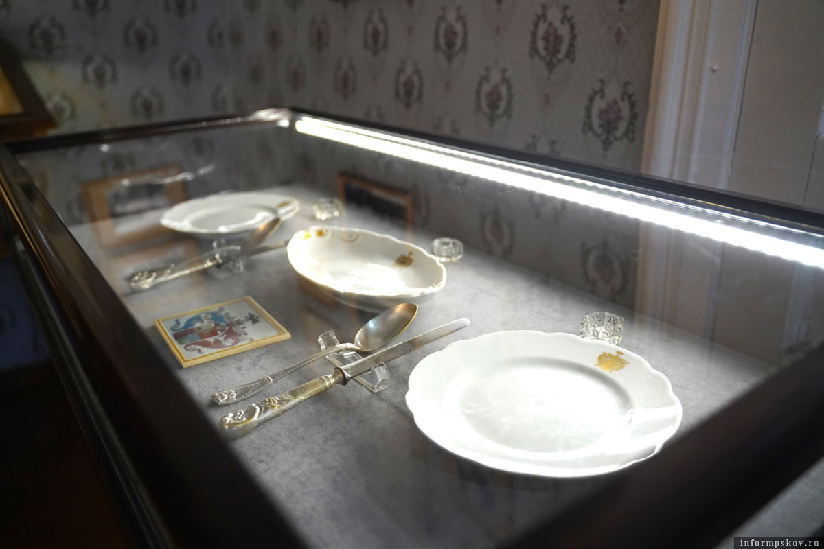 Уникальный сервиз с гербом Римских-Корсаковых передали в Псковский музей-заповедник. Фото здесь и далее: пресс-служба Псковского музея-заповедника