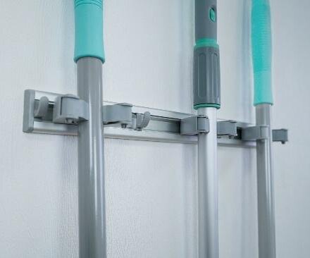 Настенный держатель позволяет хранить 3 швабры, щетки в квартире и экономить место