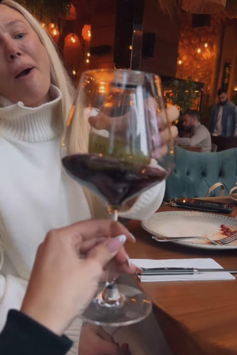    Анна Седокова с подругой Соцсети