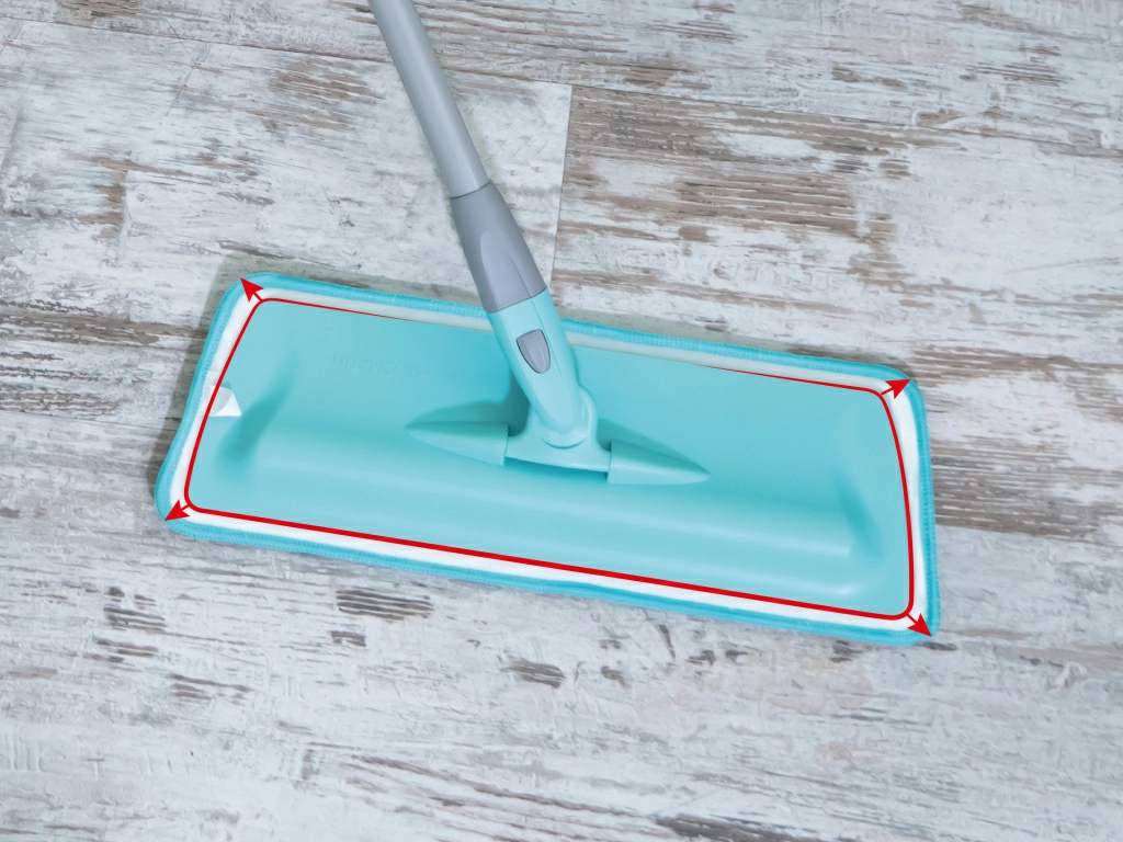 Удобство в работе: швабра, арт. HM-46, имеет телескопическую ручку и легко достаёт до потолка, а насадка, выходящая за края платформы, бережёт поверхность