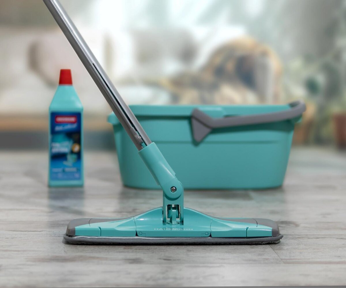 Швабра Hausmann справляется с такими задачами, как мытье ламината. Чтобы он не вздулся необходимо хорошо отжимать насадку