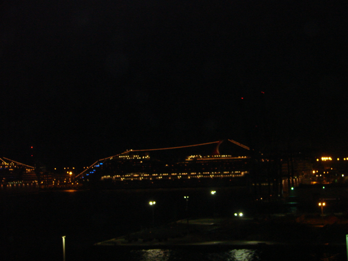 Стоянка круизных ланеров ночью где-то в Карибском море. Непонятно, но интересно.