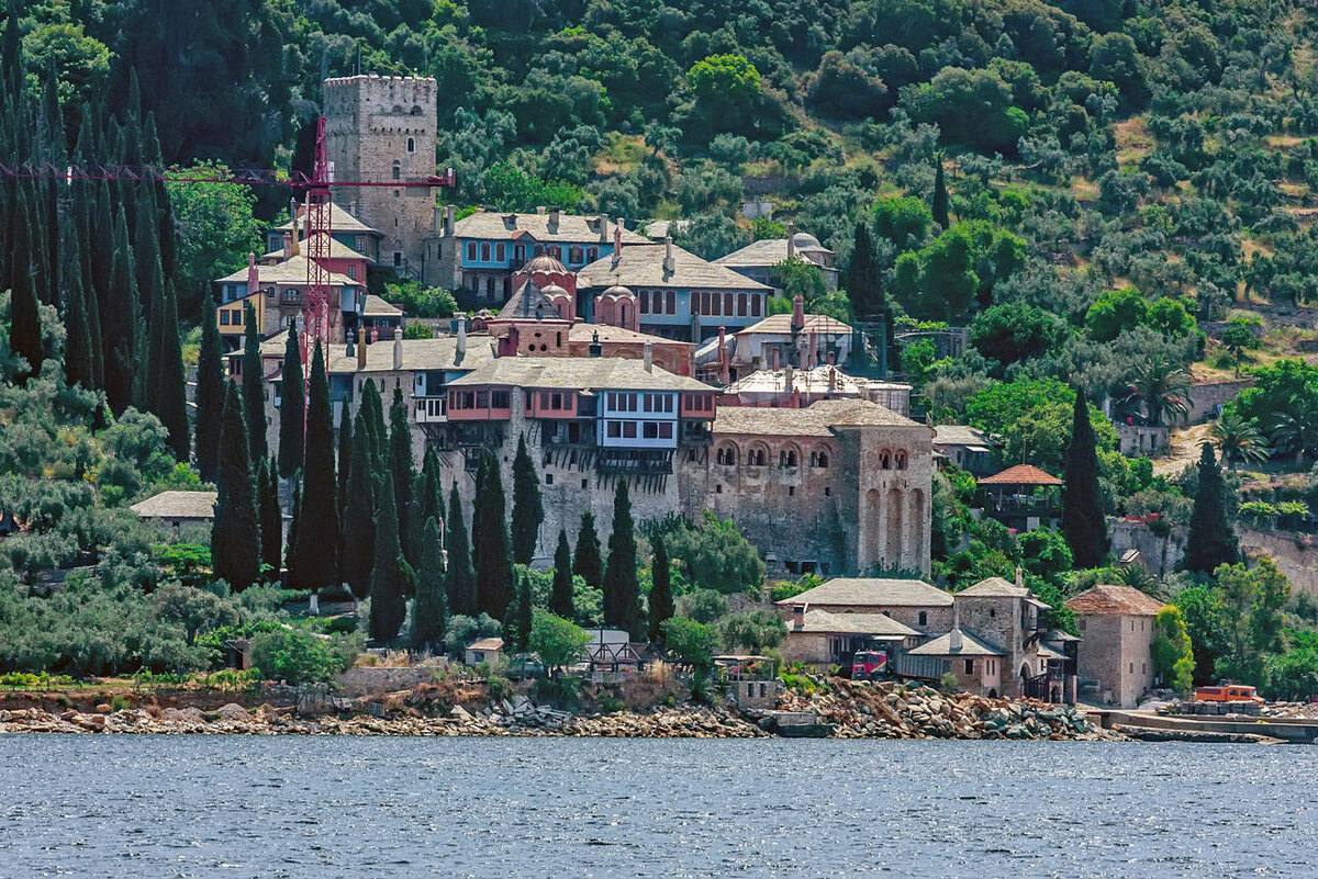    Монастырь на горе Афон в Греции 123RF/legion-media.ru